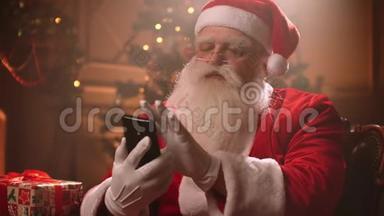 圣诞老人使用智能手机和互联网应用程序。